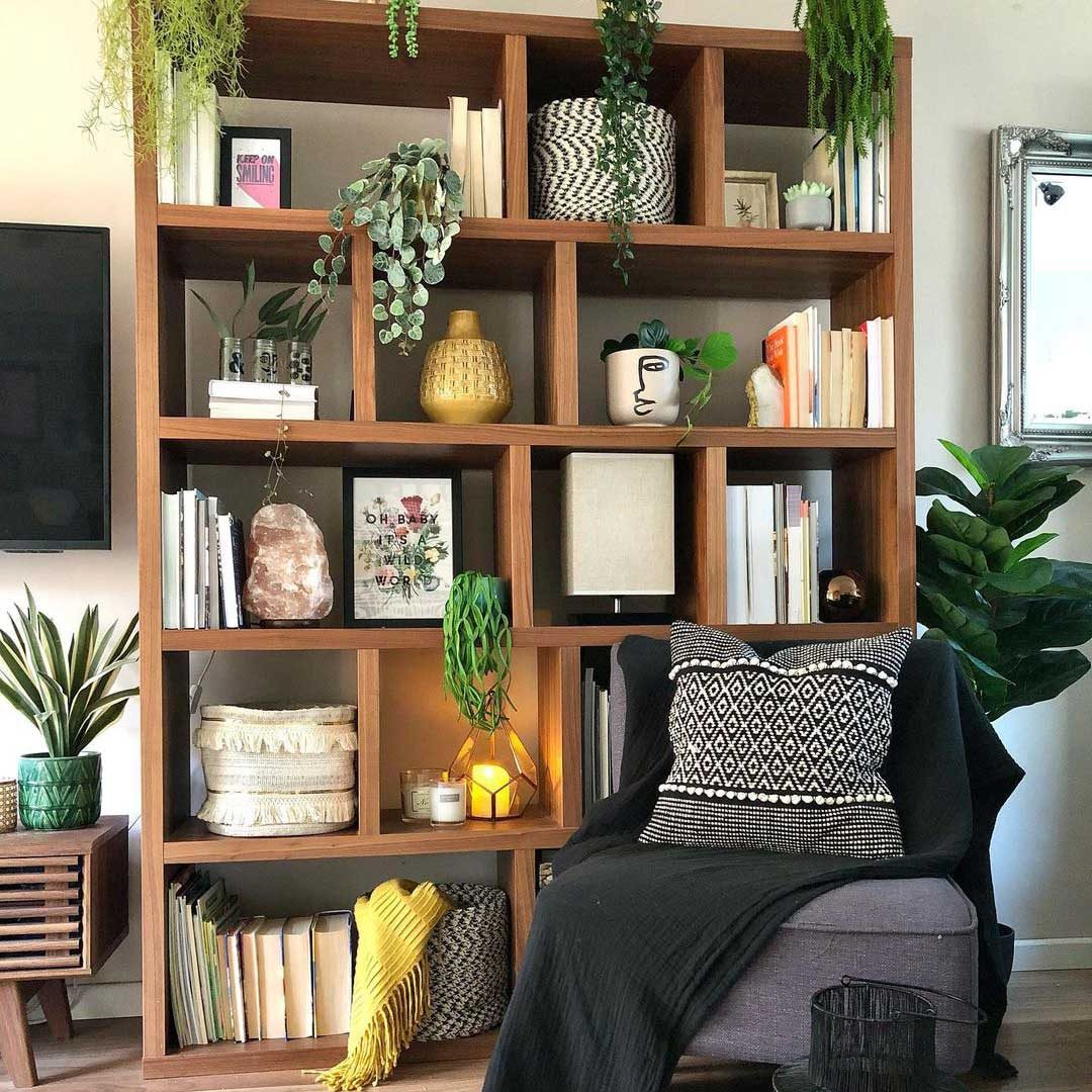 How to decorate built in living room shelves